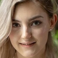 Eva Elvie Nagie
